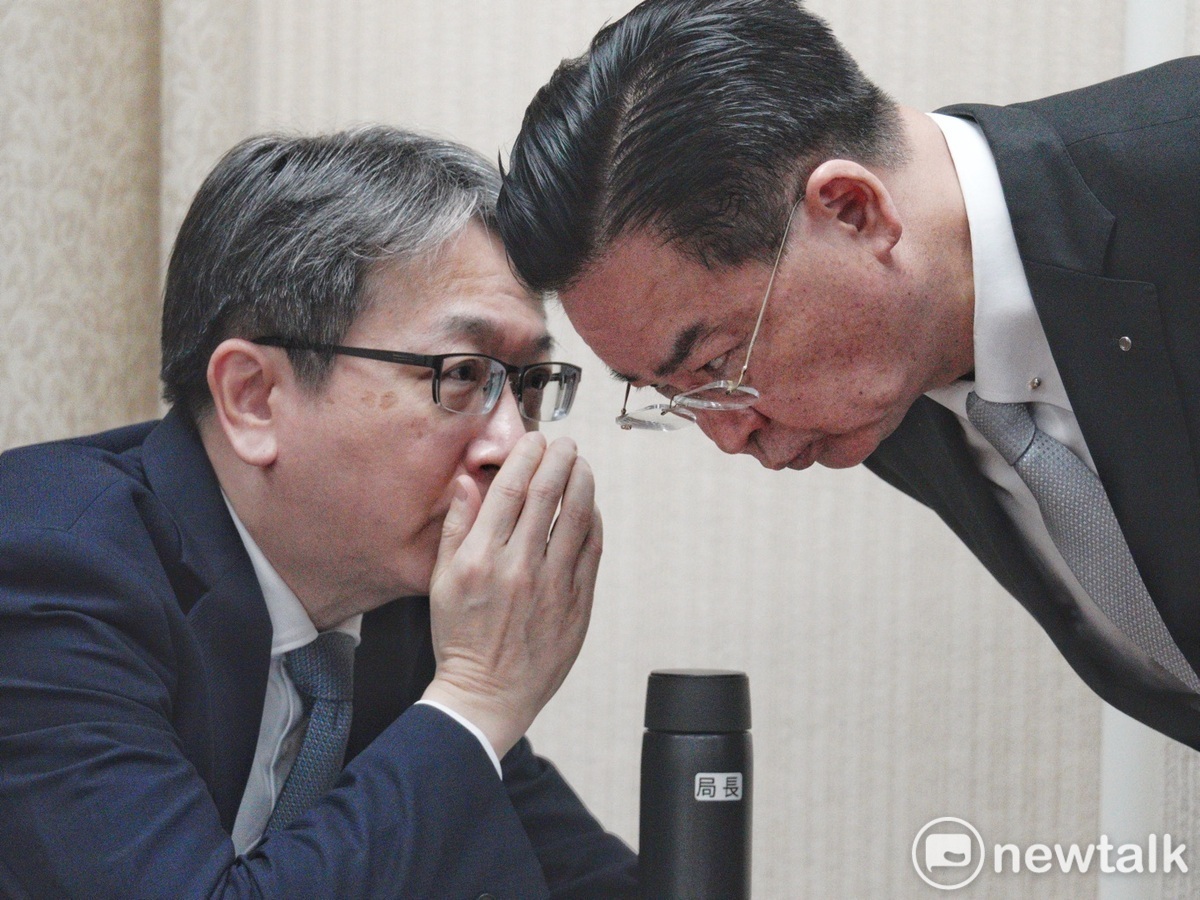國安局長蔡明彥和外交部長吳釗燮在立院外交及國防委員會備詢時咬耳朵。 圖：張良一/攝