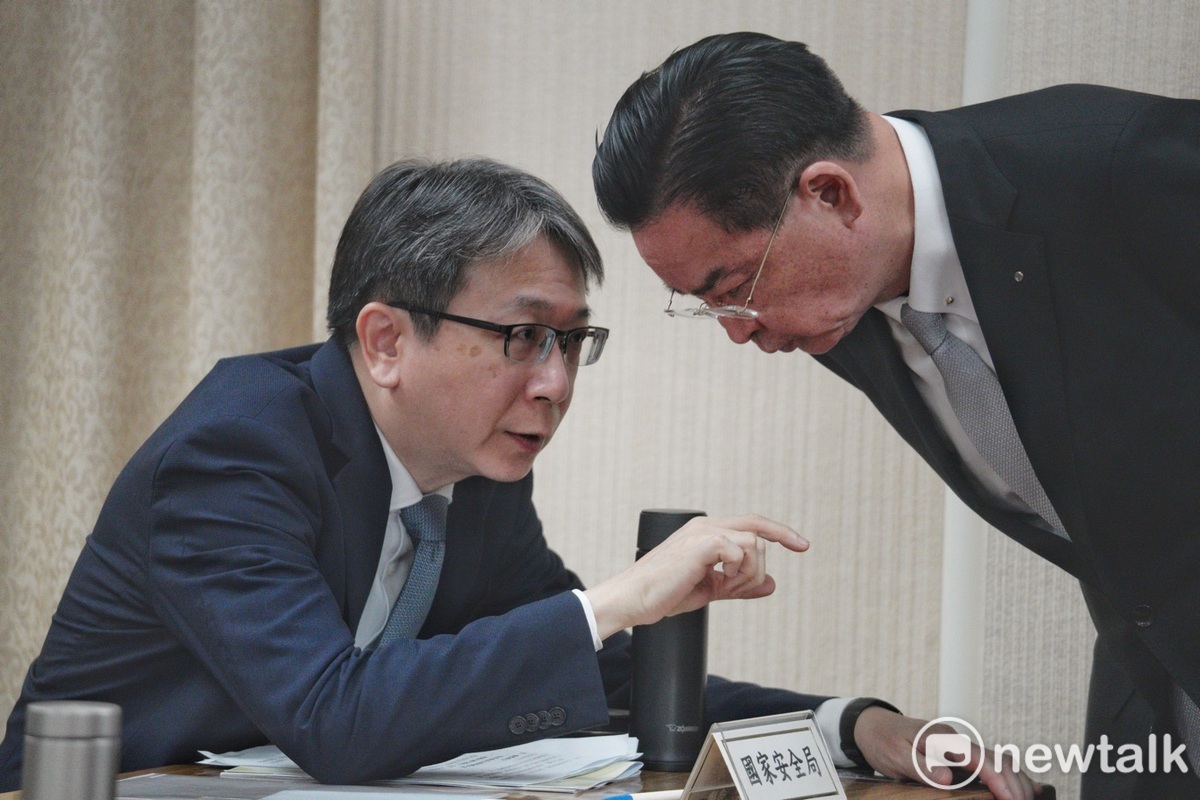 國安局長蔡明彥(左)今(4)日回應中共於總統大選可能的認知作戰。 圖：張良一/攝（資料照）