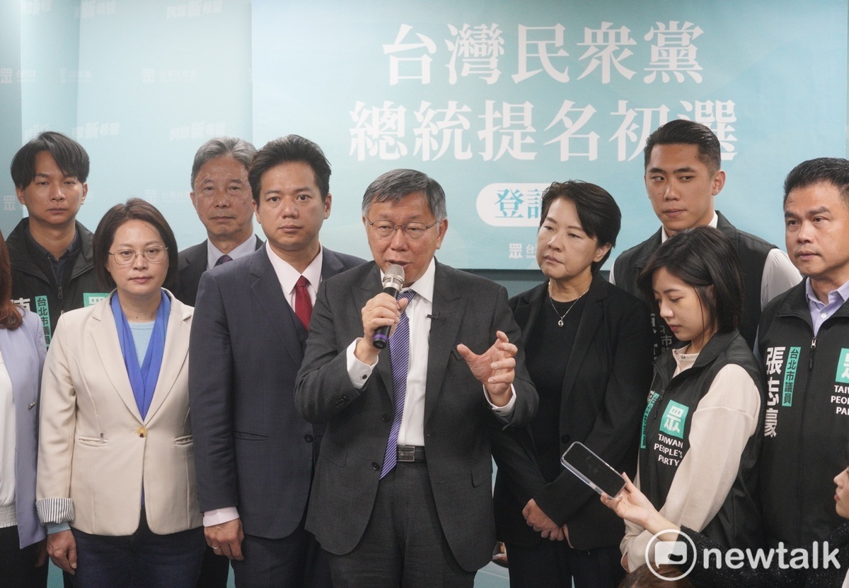 民眾黨主席柯文哲上午在前臺北市副市長黃珊珊、秘書長周台竹和多位黨籍立委的陪同下，民眾黨中央黨部進行總統提名登記作業。 圖：張良一/攝