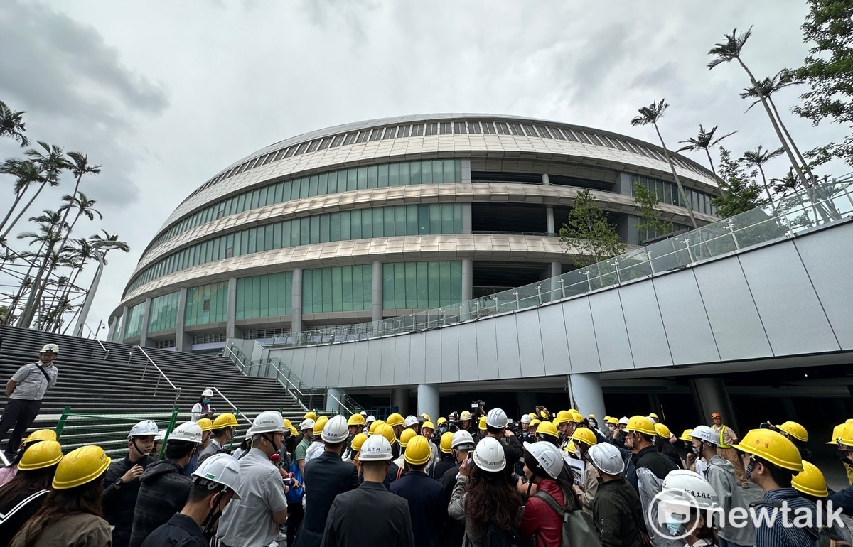台北市議會教育委員會議員上午考察大巨蛋球場草皮施工情況。 圖：張良一 / 攝