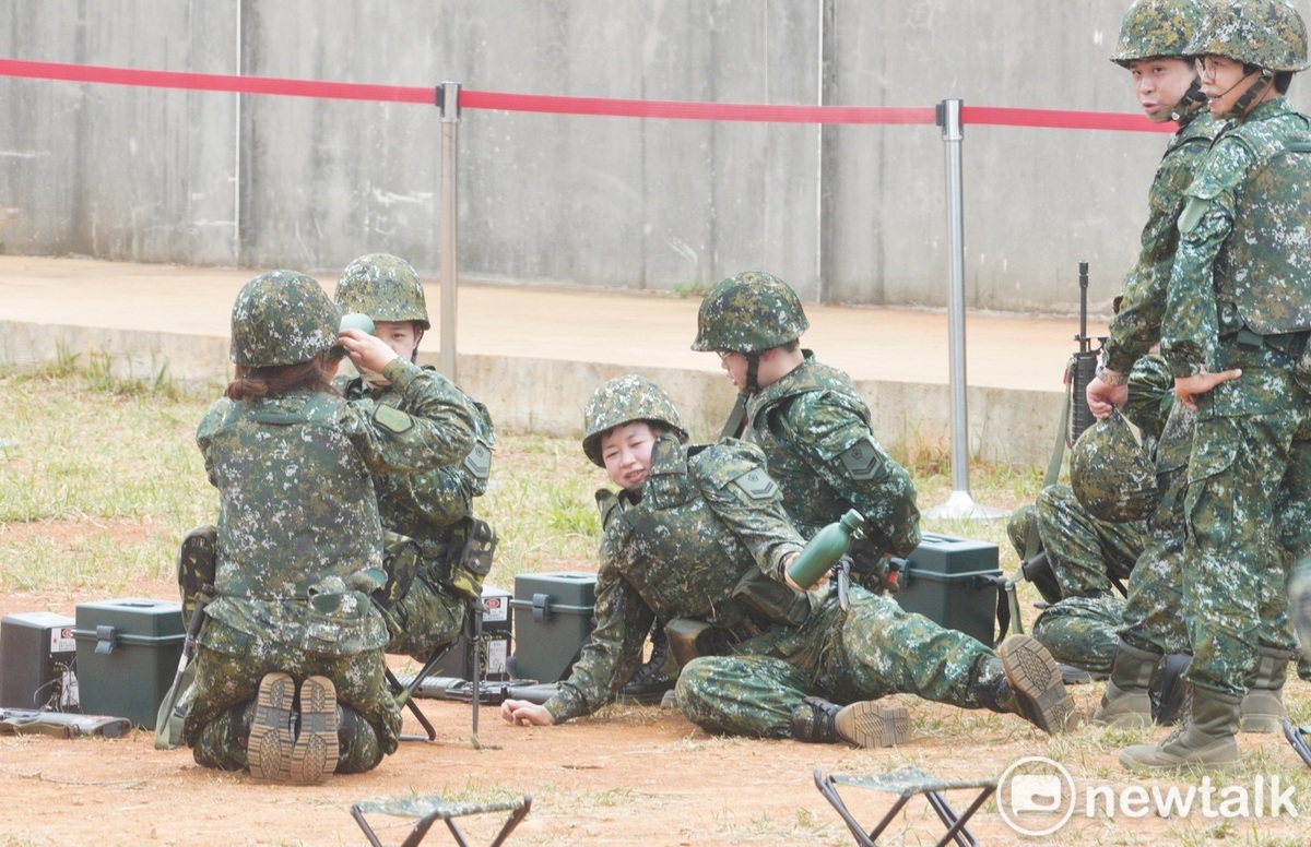 總統蔡英文上午在國安會秘書長顧立雄、國防部長邱國正的陪同下，視導桃園市第二後備旅第二營教育召集訓練實彈射擊。這次教召共有14位女性退伍士官兵志願加入教召。 圖：張良一/攝