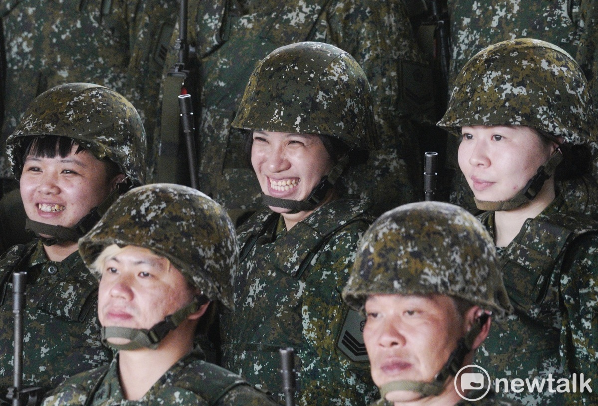 總統蔡英文上午在國安會秘書長顧立雄、國防部長邱國正的陪同下，視導桃園市第二後備旅第二營教育召集訓練實彈射擊。這次教召共有14位女性退伍士官兵志願加入教召。 圖：張良一/攝