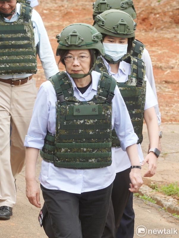 總統蔡英文日前視導桃園市第二後備旅第二營教育召集訓練實彈射擊。（資料照片） 圖：張良一/攝
