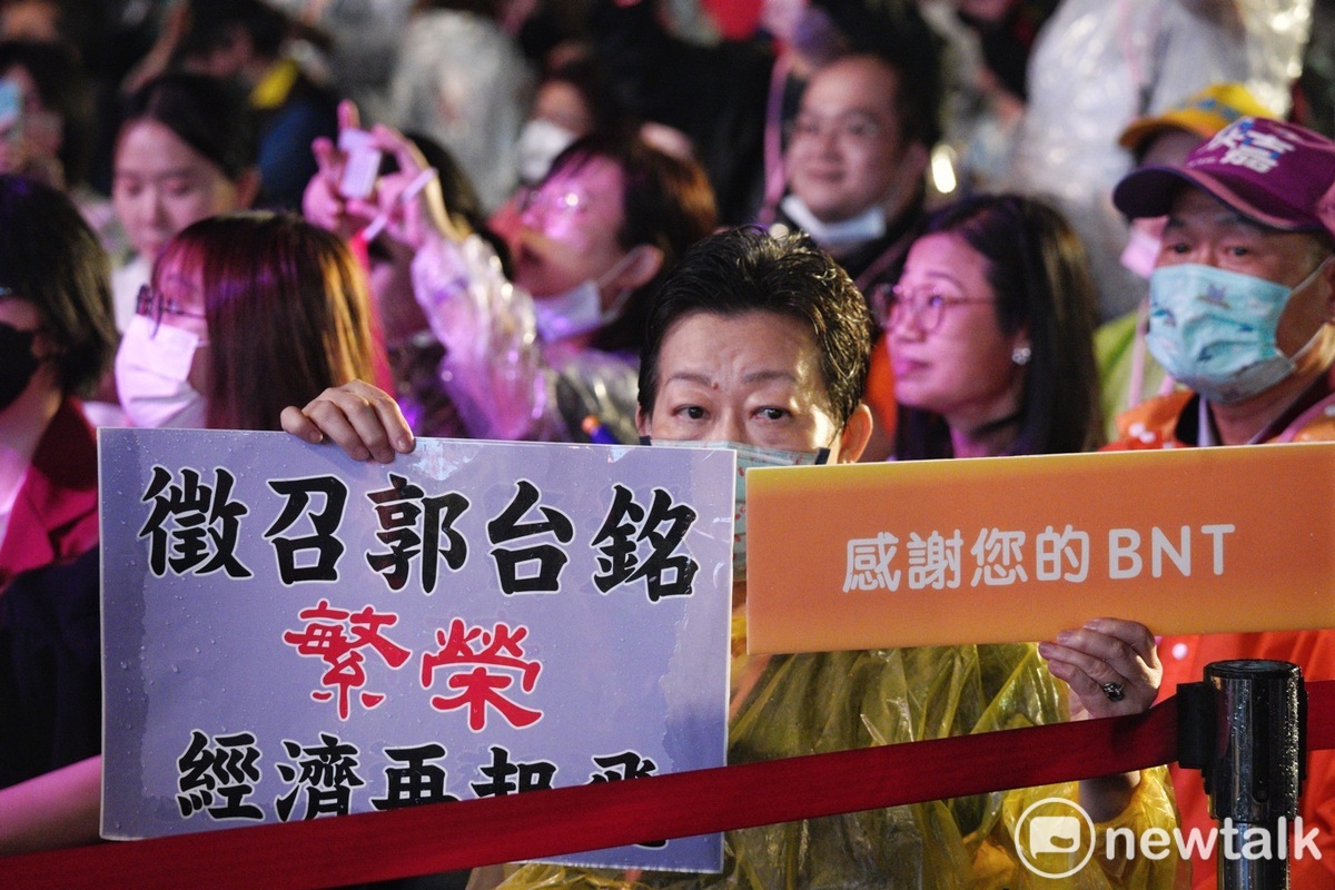 鴻海創辦人郭台銘晚間在夫人曾馨瑩等人的陪同下，在板橋第二運動場舉辦「為台為民 郭台銘」造勢晚會。圖為不少國民黨支持者在台下聲援郭台銘。 圖：張良一/攝