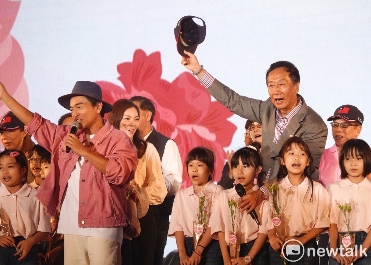 鴻海創辦人郭台銘晚間在夫人曾馨瑩等人的陪同下，在板橋第二運動場舉辦「為台為民 郭台銘」造勢晚會。圖為藝人吳宗憲為郭台銘站台。 圖：張良一/攝