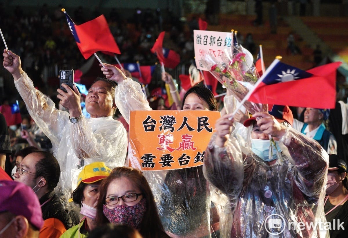鴻海創辦人郭台銘晚間在夫人曾馨瑩等人的陪同下，在板橋第二運動場舉辦「為台為民 郭台銘」造勢晚會。圖為不少國民黨支持者在台下聲援郭台銘。 圖：張良一/攝
