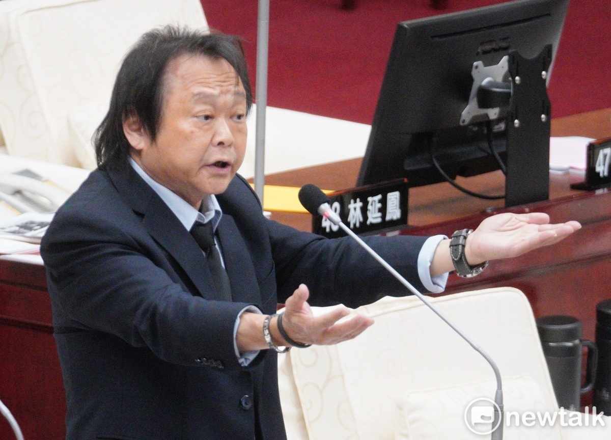 台北市議員王世堅今（15）日在台北市議會向台北市長蔣萬安提出，應在社子島完成開發前全面停徵地價稅。 圖：張良一/攝