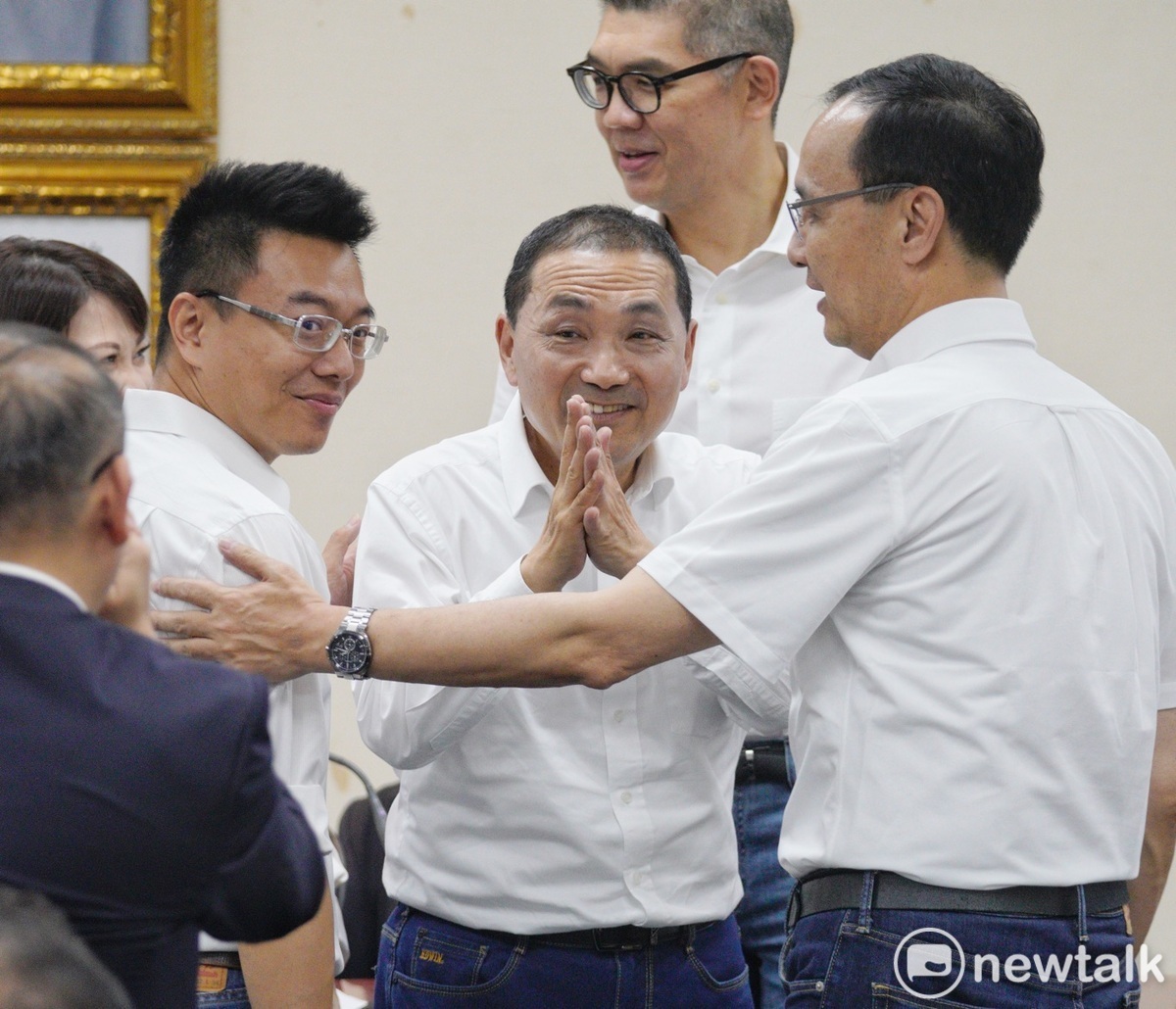 國民黨總統參選人侯友宜雙手合十向國民黨中常委握手致意。 圖：張良一/攝