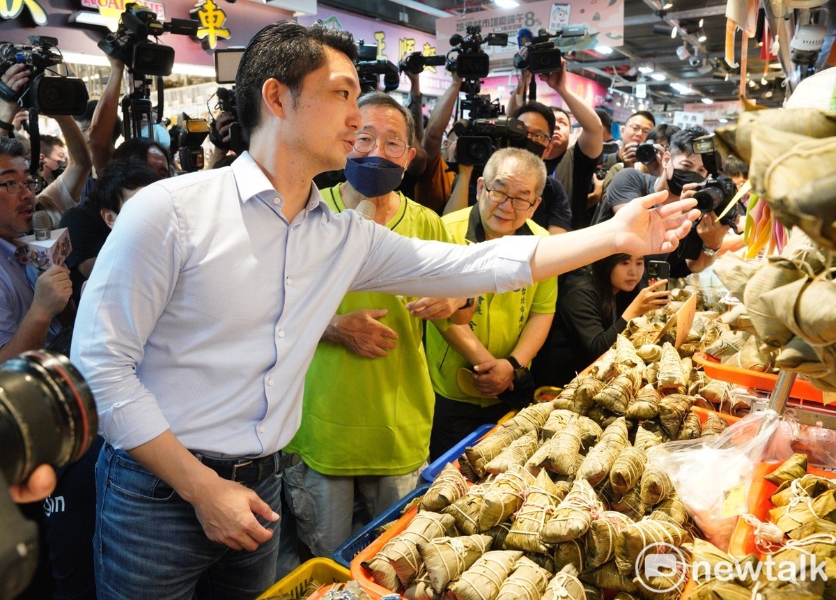 台北市長蔣萬安今（8）天出席南門市場百粽宴，並大啖各式美味粽子。 圖：張良一/攝