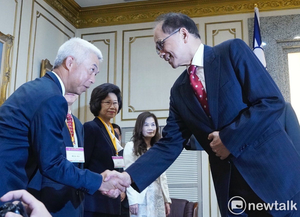 立法院長游錫堃接見總統府秘書長林佳龍偕同大法官被提名人尤伯祥等人。 圖：張良一/攝