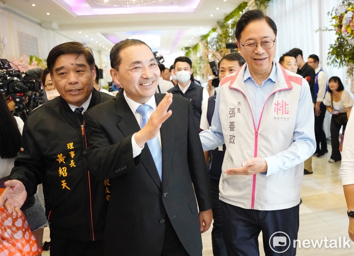 國民黨總統參選人侯友宜中午在桃園市長張善政的陪同下，出席陸軍官校校友慶祝黃埔建校99周年活動。 圖：張良一/攝