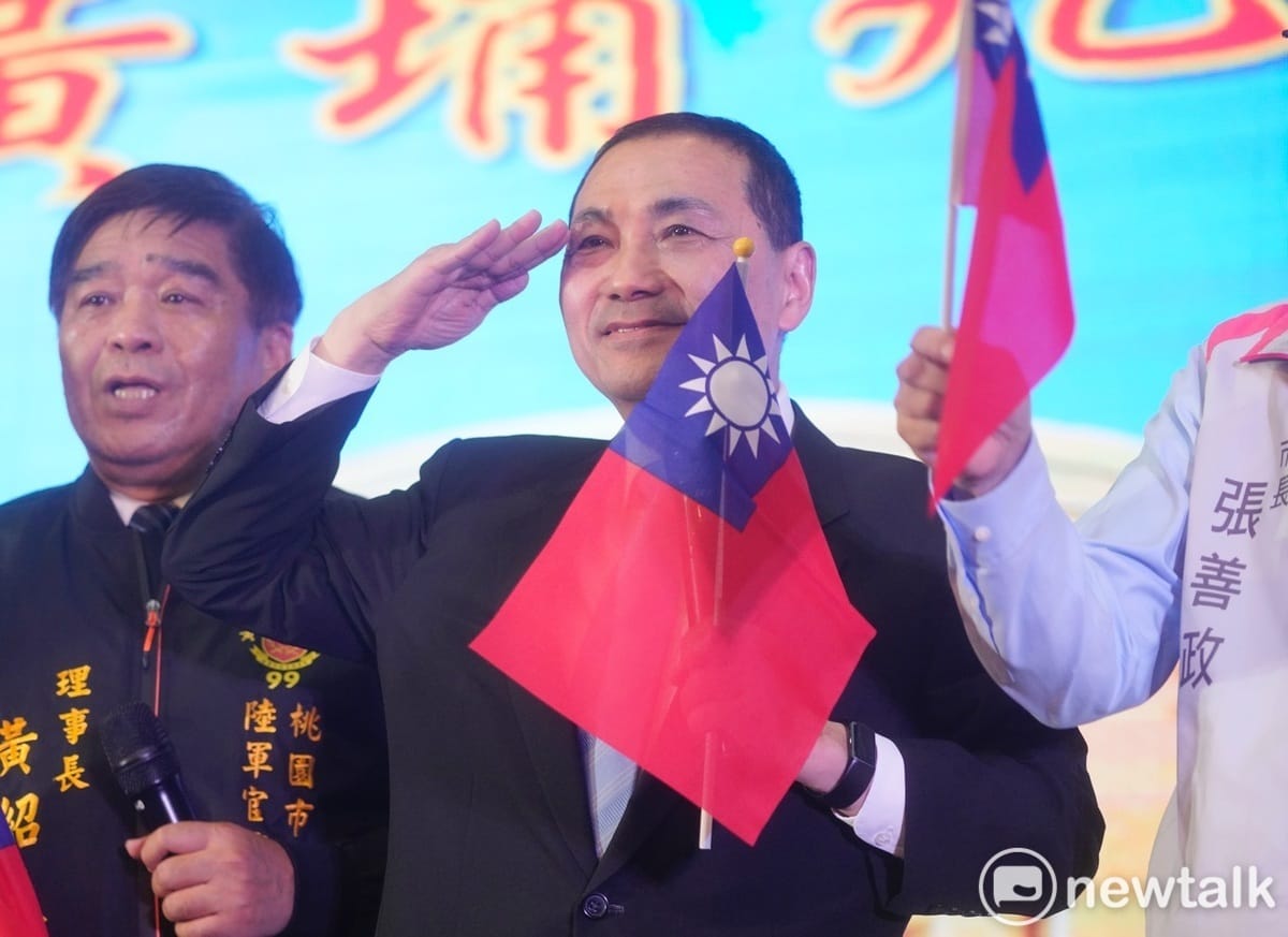 國民黨總統參選人侯友宜中午在桃園市長張善政的陪同下，出席陸軍官校校友慶祝黃埔建校99周年活動。 圖：張良一/攝