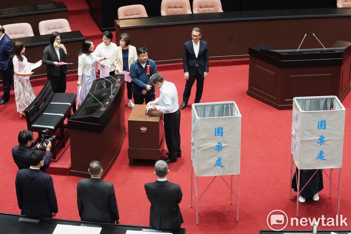 立法院會行使大法官同意權，圖為民進黨發出甲級動員令，黨籍立委踴躍投票。 圖：張良一/攝