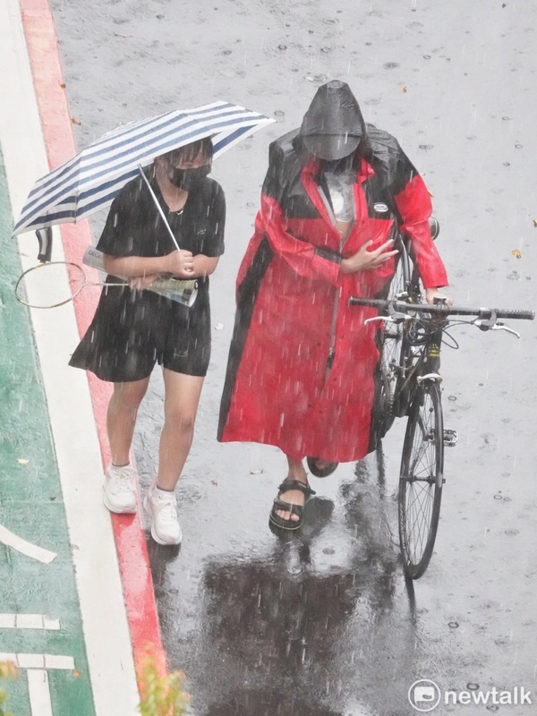 氣象署今晨宣布，輕度颱風「銀杏」生成並可能增強。專家警告東北部地區需防範颱風與季風交互可能引起的豪雨。 圖：張良一/攝