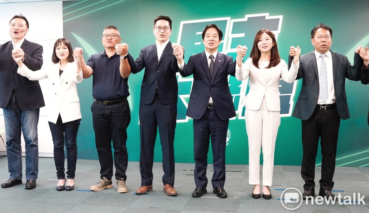民進黨中執會今通過徵召莊銘淵、謝佩芬、謝子涵、曾聖凱、謝志忠參選區域立委。圖為黨主席賴清德在記者會中和謝佩芬等人呼口號。 圖：張良一/攝
