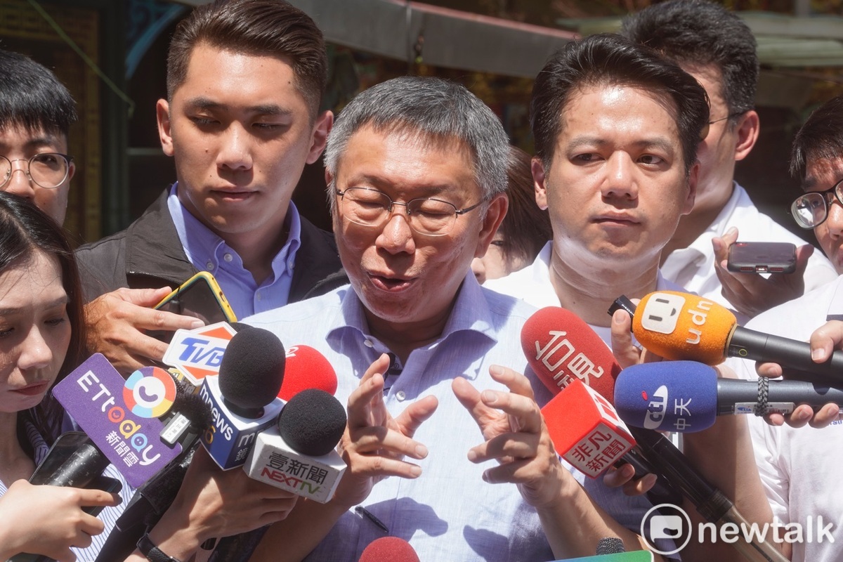 台灣民眾黨主席柯文哲到新北市中和區烘爐地南山福德宮參拜後受訪。 圖：張良一 / 攝