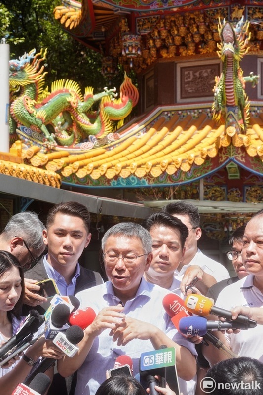 台灣民眾黨主席柯文哲到新北市中和區烘爐地南山福德宮參拜後受訪。 圖：張良一 / 攝