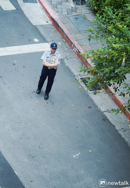 北部地區今天下午1:30-2:00進行萬安46號演習，下午1:30防空警報聲大作，街道上理應人車淨空，但卻仍有一些民眾毫無防空意識，在防空演習時間還有一些民眾在街道上走動，或騎著機車行動。下午防空警報聲大作時，有民眾好奇的在自家陽台看看四周狀況，一位大樓警衛也頻頻的勸導還在路上走動的民眾：「不要在路上好不好，趕快回去！」而一輛公車的司機把車子停靠路邊，趁機離開駕駛座，在車子內作甩手運動，一位民眾想搭公車，還納悶司機為何不開門。今天下午萬安演習期間仍有民眾在路上，顯示一些民眾的敵情觀念薄弱，與對萬安演習毫不在乎的心態。 圖：張良一／攝