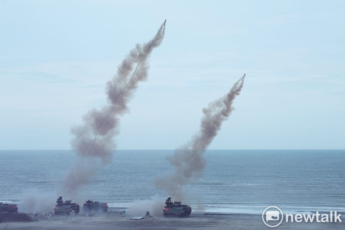 假想敵AAV-7發射爆導索，掩護在海上的後續部隊登陸。 圖：張良一/攝
