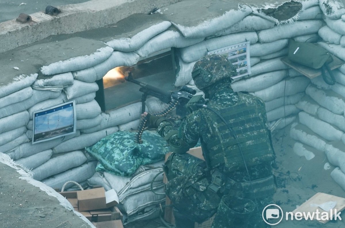 敵軍進抵海灘，我方戰士以強大火力進行反擊作戰。 圖：張良一/攝