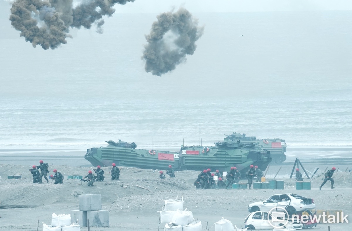 模擬敵軍的AAV-7和大量敵軍登陸後持續向灘後挺進。 圖：張良一/攝