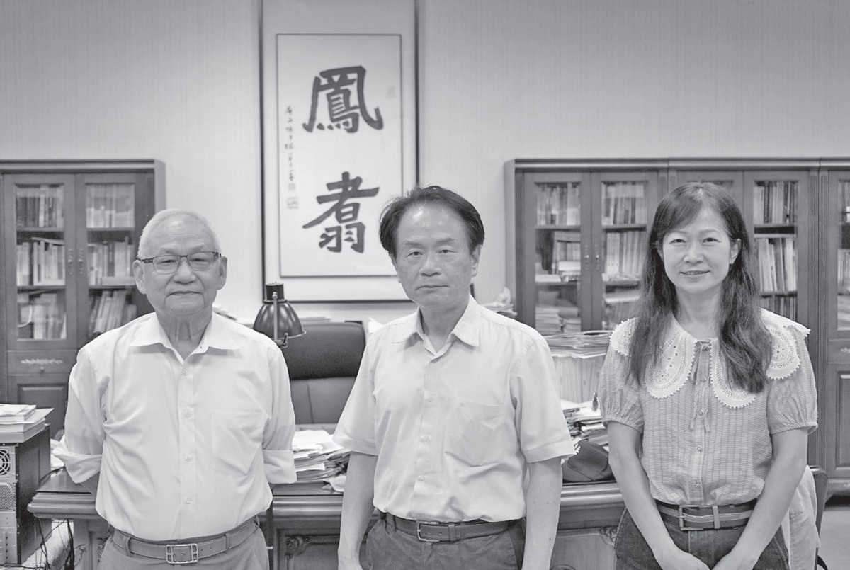楊六生先生與陳儀深館長、歐素瑛處長合影（2022.7.20）／羅國儲攝 圖：總統府提供