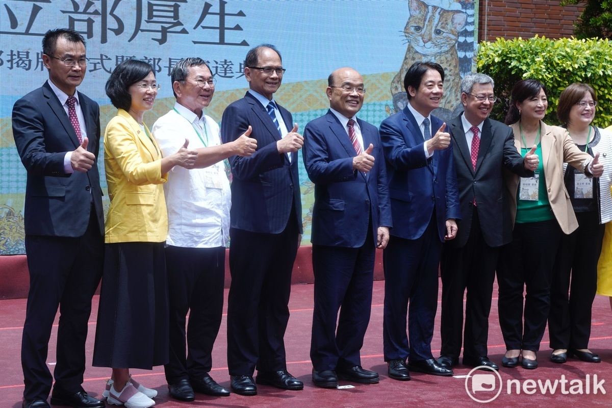 副總統賴清德、行政院長陳建仁、立法院長游錫堃、前行政院長蘇貞昌等人出席「農業部揭牌儀式暨部長布達典禮」。左為首任農業部長陳吉仲。 圖：張良一/攝