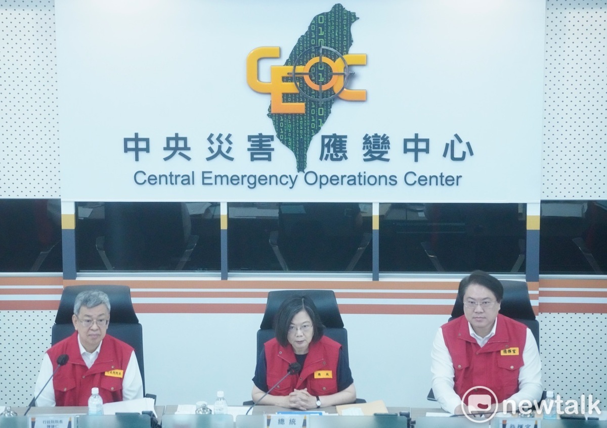 卡努颱風影響台灣，總統蔡英文上午偕同行政院長陳建仁視察中央災害應變中心。 圖：張良一/攝