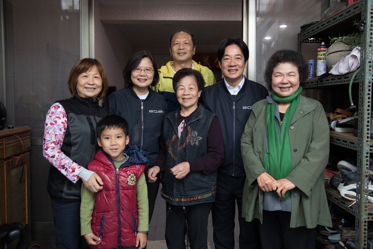 民進黨總統參選人賴清德接受三立新聞《鄭知道了》的專訪，昨(7)日晚間播出。針對有些人希望「換一個政黨」，賴清德在專訪過程中表示，希望選民能了解，不是蔡英文要選第三任，而是自己要選第一任。至於賴清德4年前曾在黨內初選與蔡英文競爭。 圖:賴清德總部提供