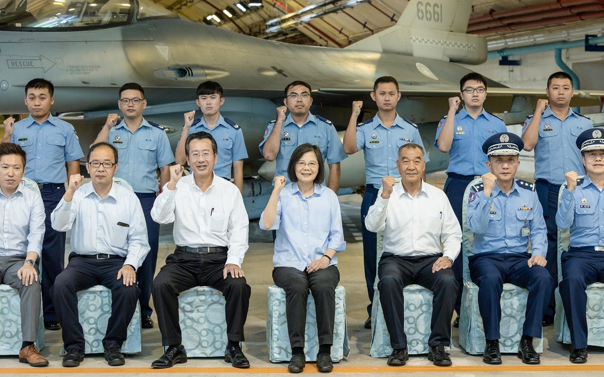 總統蔡英文視導東部地區部隊(空軍校準部與重要幹部及官兵代表會餐) 圖：總統府提供