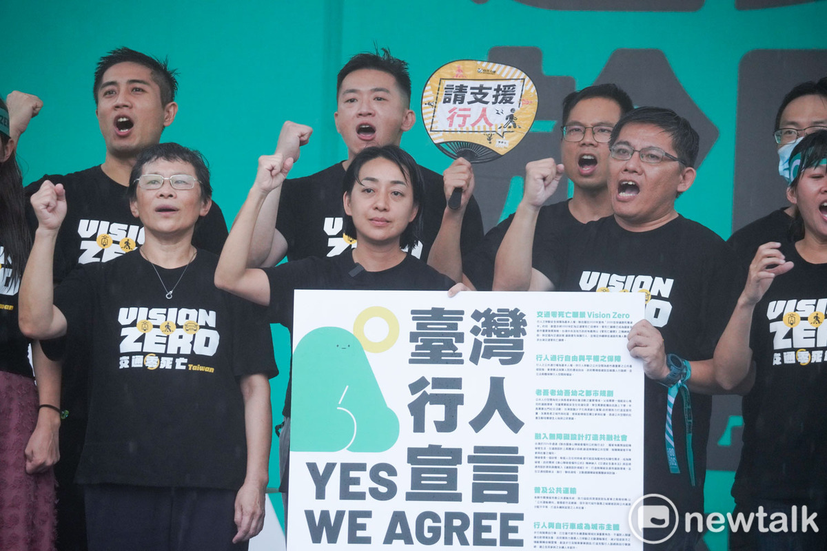 時代力量黨主席王婉諭和多立委參加還路於民大遊行。 圖：張良一/攝