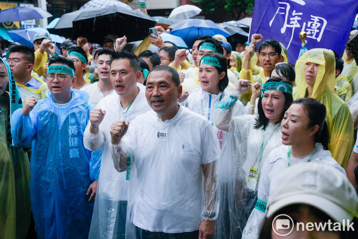國民黨總統參選人侯友宜和多立委參選人參加還路於民大遊行。 圖：張良一/攝