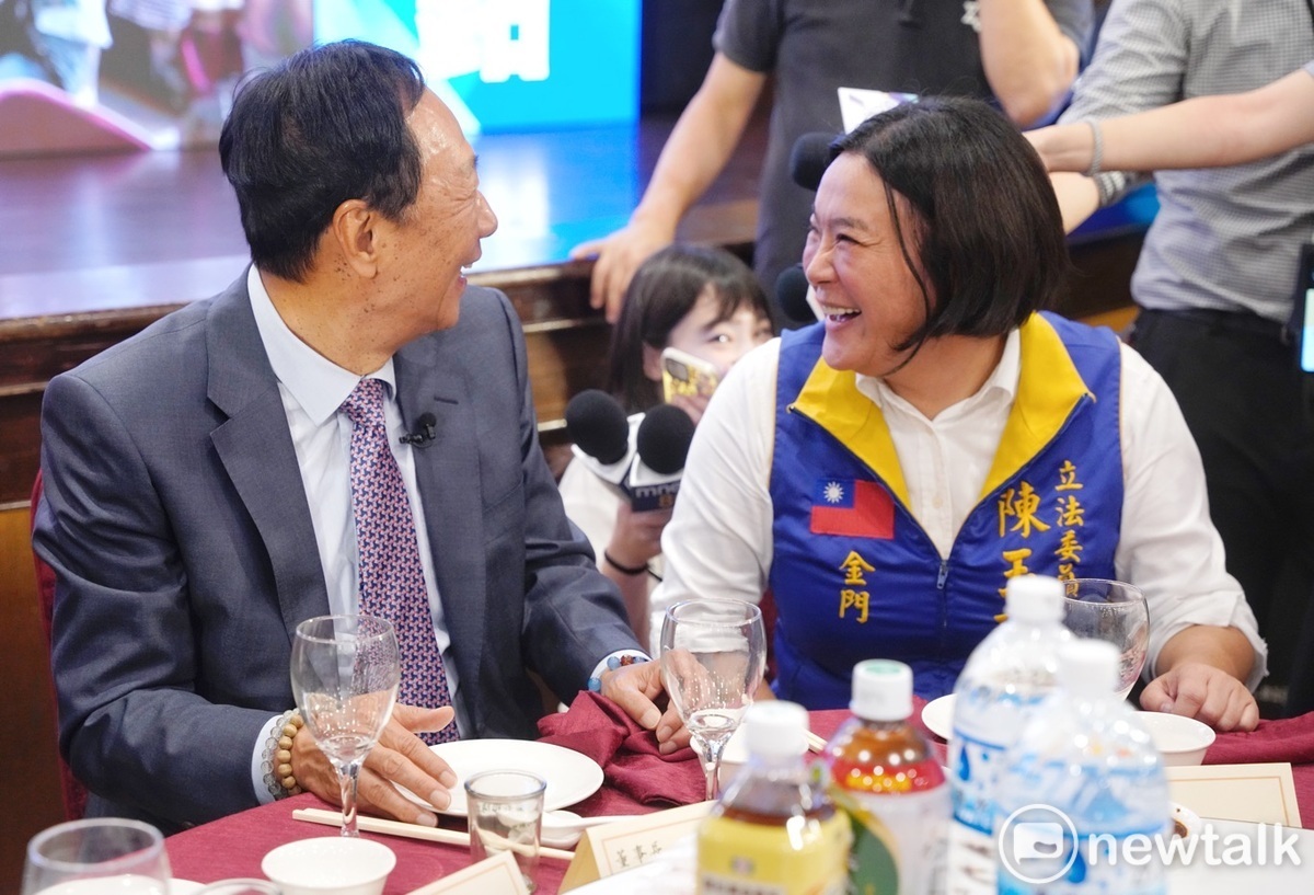 鴻海創辦人郭台銘在金門參加主流民意大聯盟金門場造勢大會時，與金門縣籍立委陳玉珍互動熱烈。 圖：張良一/攝