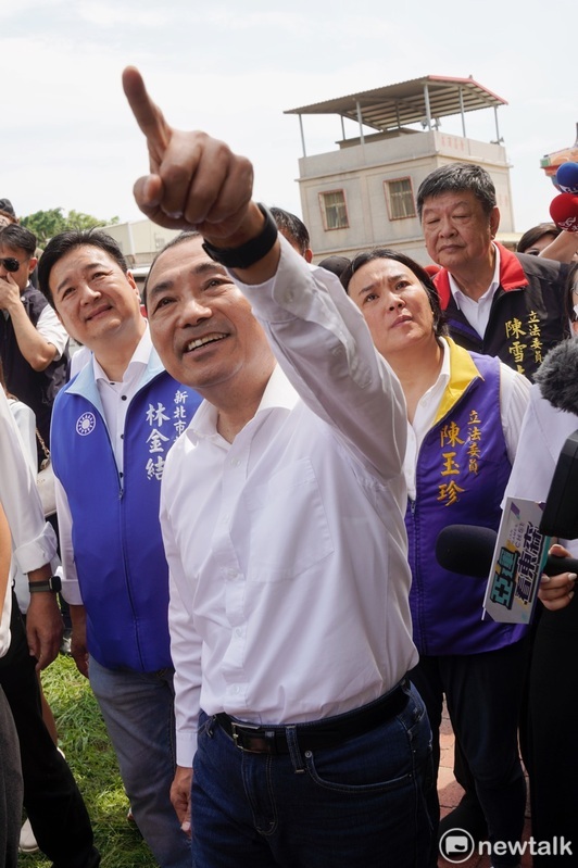 國民黨總統參選人侯友宜在金門縣立委陳玉珍、連江縣立委陳雪生的陪同下，參觀在1949年國共在古寧頭巷戰時，被打得千瘡百孔的北山古洋樓外牆。 圖：張良一/攝