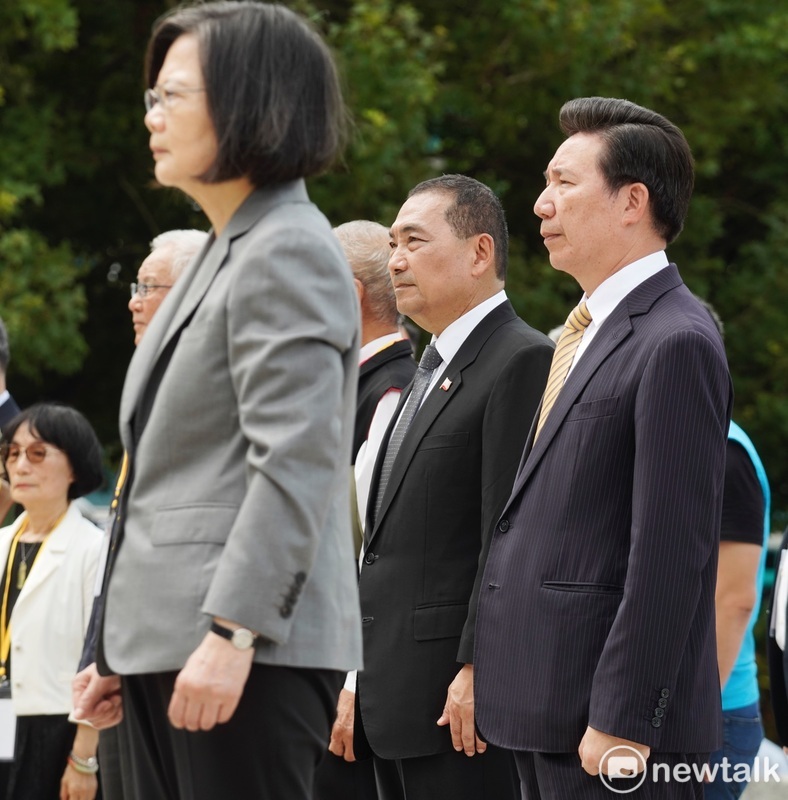 總統蔡英文出席八二三戰役勝利65週年紀念活動時到陣亡將士墳前上香，新北市長侯友宜等人陪祭。 圖：張良一/攝