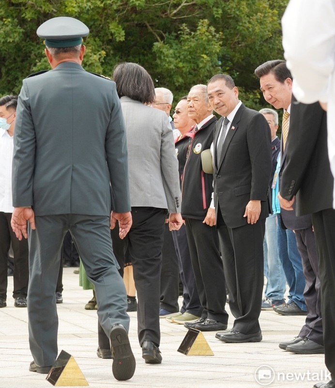 總統蔡英文出席八二三戰役勝利65週年紀念活動時到陣亡將士墳前上香，新北市長侯友宜等人陪祭。 圖：張良一/攝