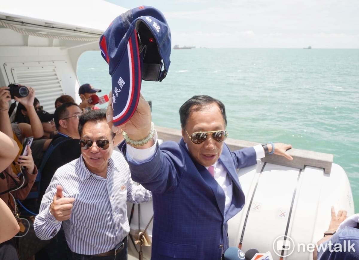 鴻海創辦人郭台銘在金門縣議會議長洪允典的陪同下搭船繞行大膽島、二膽島，並高喊：「中華民國萬歲 戰爭無情 和平無價」口號。 圖：張良一/攝