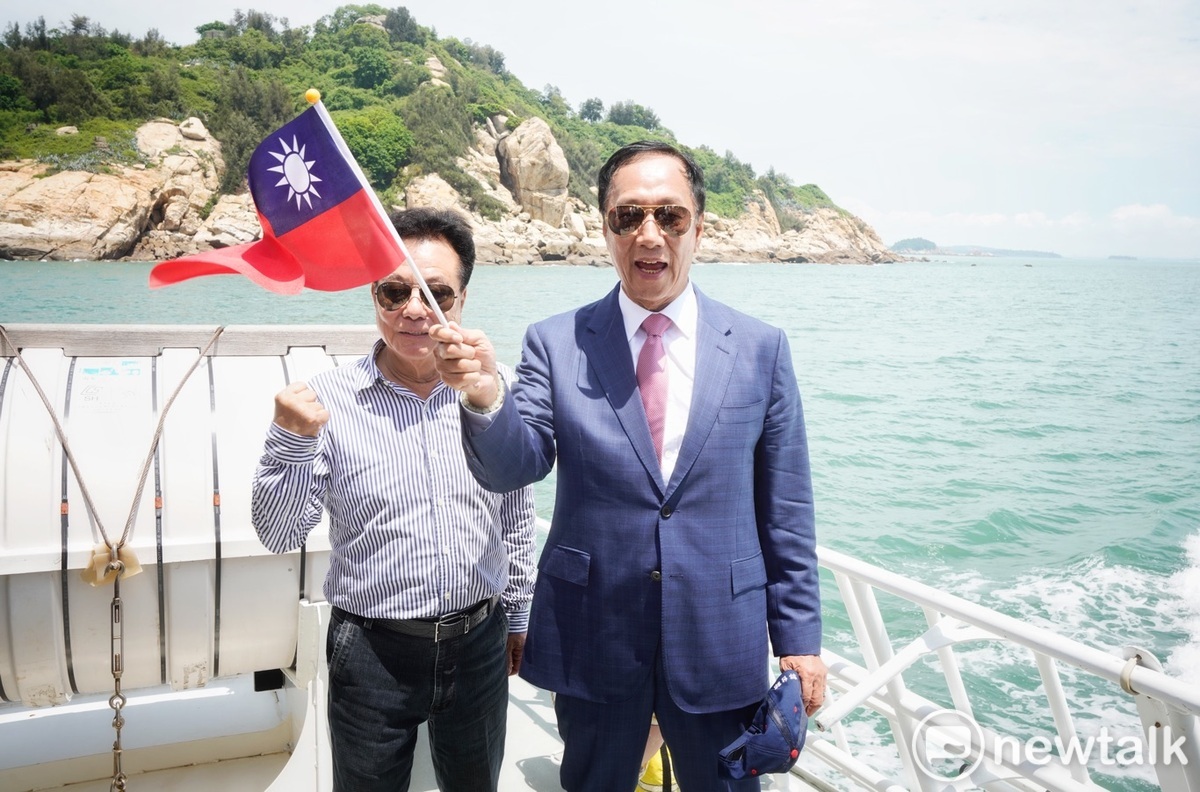 鴻海創辦人郭台銘在金門縣議會議長洪允典的陪同下搭船繞行大膽島、二膽島，並高喊：「中華民國萬歲 戰爭無情 和平無價」口號。 圖：張良一/攝