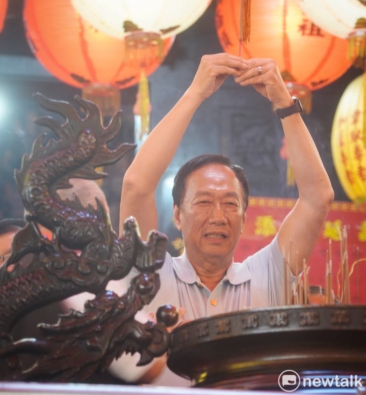 鴻海創辦人郭台銘今（25）天參參加葫蘆寺中元普渡。 圖：張良一/攝