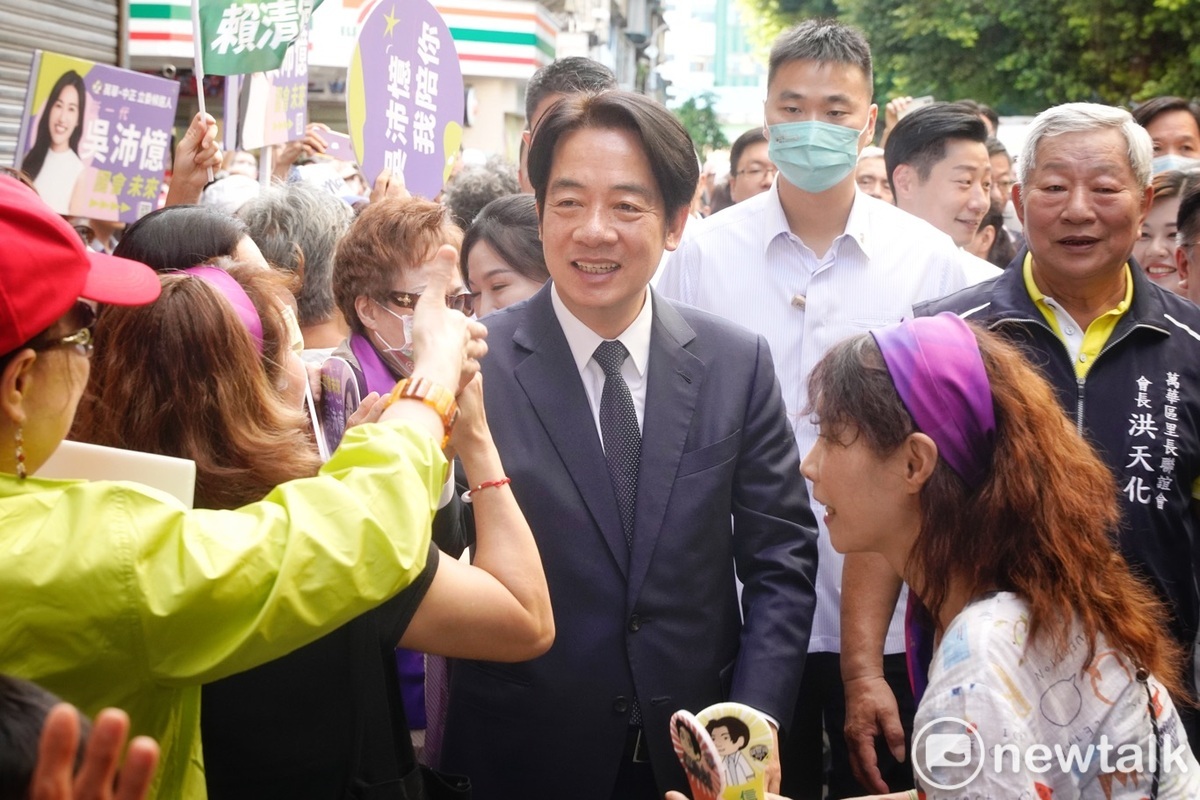 民進黨總統參選人賴清德赴萬華伍德宮參香祈福時，受到民眾熱烈的歡迎。 圖：張良一/攝