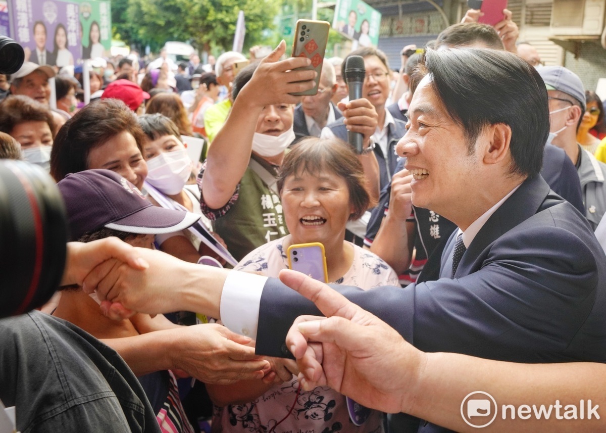 民進黨總統參選人賴清德赴萬華伍德宮參香祈福時，受到民眾熱烈的歡迎。 圖：張良一/攝