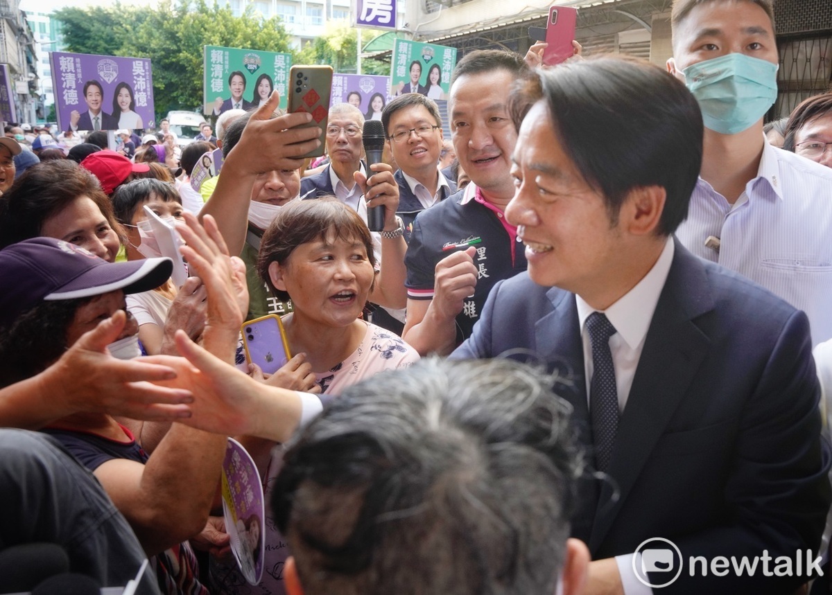 民進黨總統參選人賴清德赴萬華伍德宮參香祈福時，受到民眾熱烈的歡迎。 圖：張良一/攝