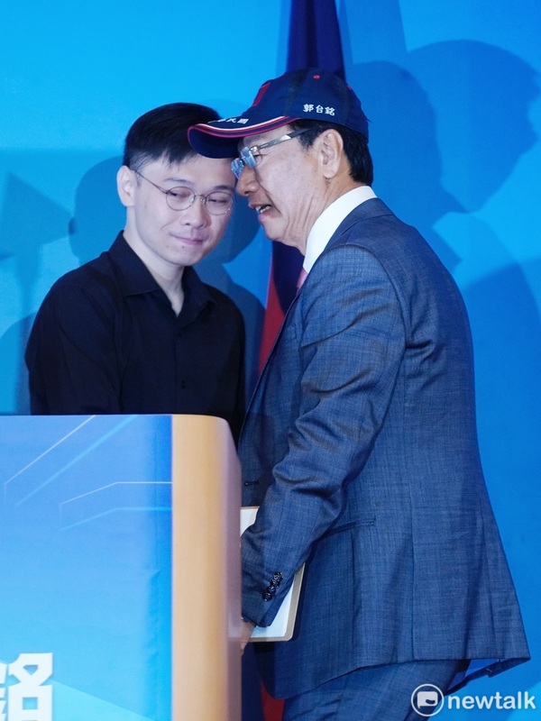 鴻海創辦人郭台銘舉行記者會宣布參選2024總統大選。圖為黃士修擔任主流民意大聯盟發言人。 圖：張良一/攝。