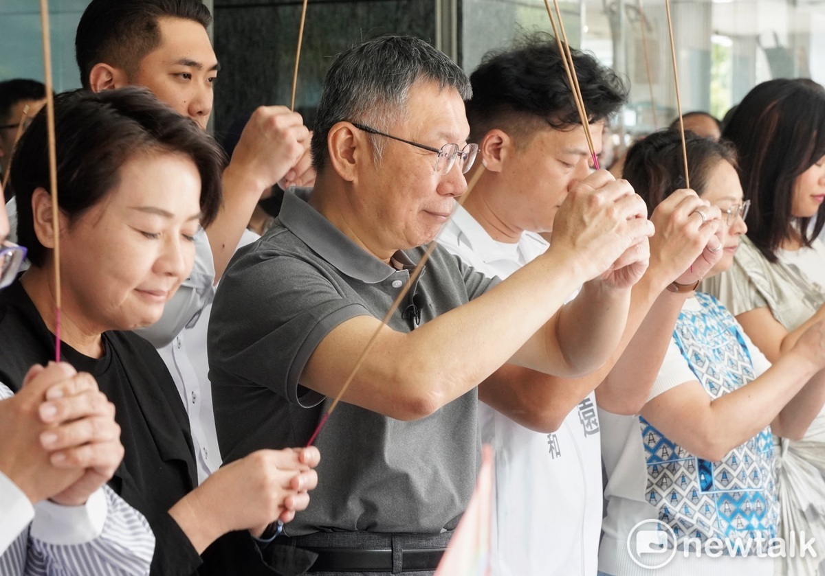 台灣民眾黨主席柯文哲率黨團及競辦幹部同仁舉辦中元普渡祭拜好兄弟。 圖：張良一 / 攝
