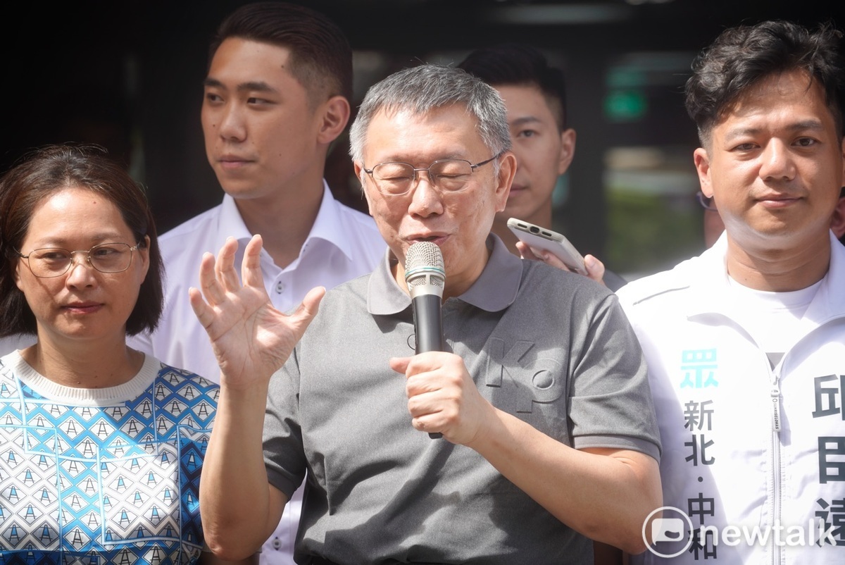 台灣民眾黨主席柯文哲今（30）日率黨團及競辦幹部同仁舉辦中元普渡祭拜好兄弟。 圖：張良一 / 攝