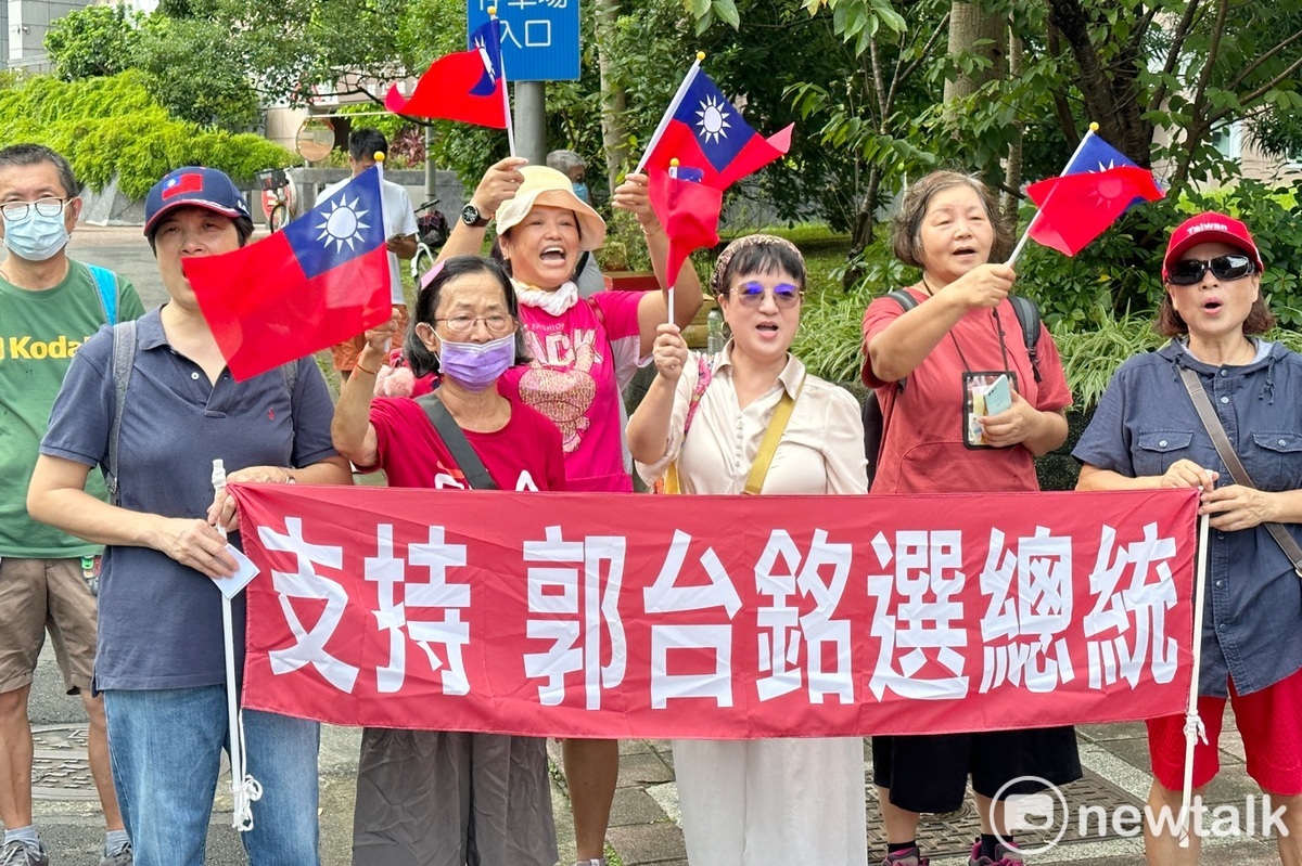 永齡基金會創辦人郭台銘參拜中研院福德宮及廟口開講前，受到民眾熱烈的歡迎。 圖：張良一/攝