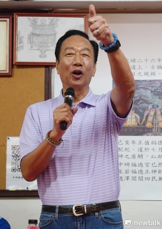 永齡基金會創辦人郭台銘1日上午參拜中研院福德宮並在廟口和民眾開講。 圖：張良一/攝