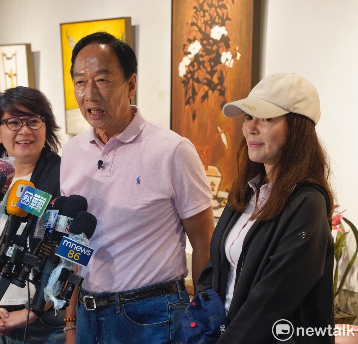 鴻海創辦人郭台銘傍晚在夫人曾馨瑩的陪同下參訪赤峰商圈。 圖：張良一/攝