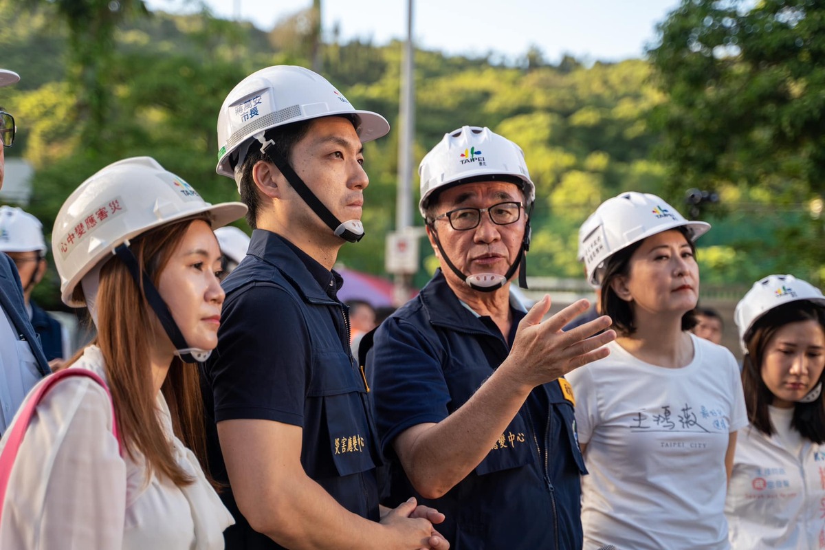 蔣萬安（前左）和副市長李四川（前右 2）在大直街民宅塌陷案現場關心情況。 翻攝自蔣萬安臉書