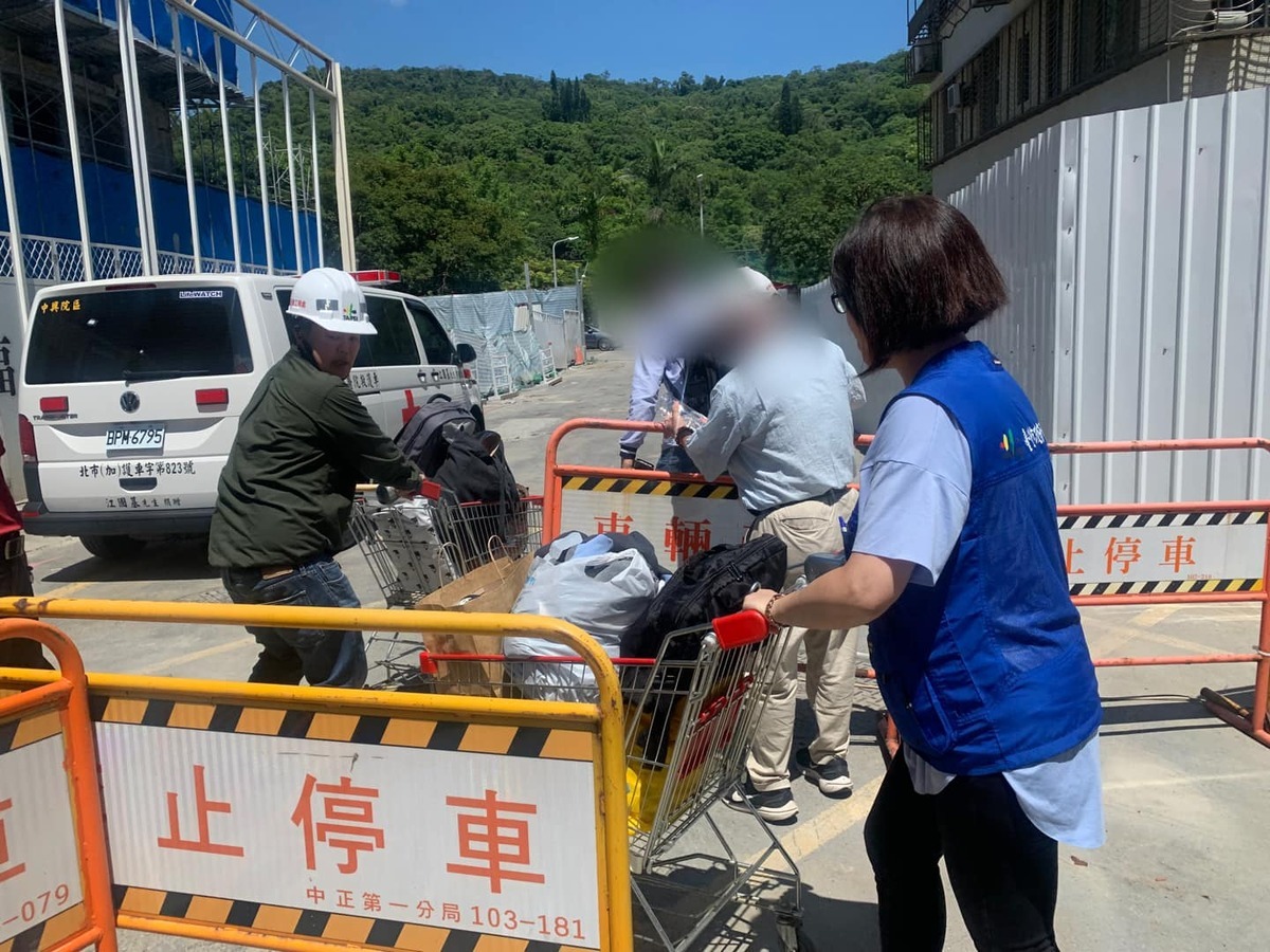 台北市中山區大直街94巷弄內基泰建設公司的建築工地7日因地下室施工，導致鄰房傾斜下陷，附近上百名住戶緊急疏散。住戶今日返家做第 4 輪取物，時間限時1小時 圖：翻攝自陳怡君臉書